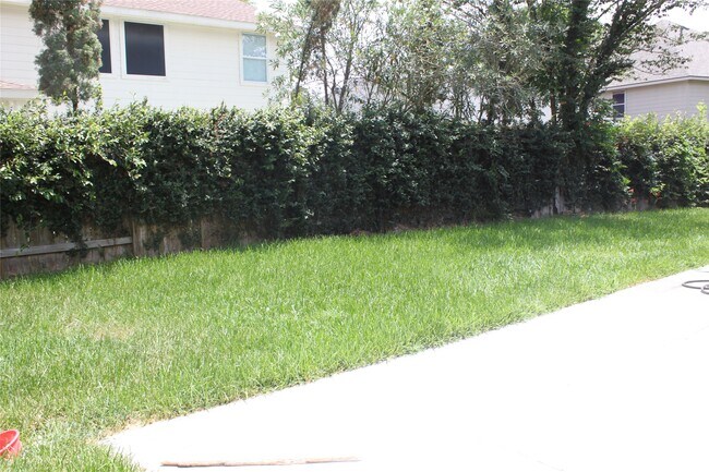Building Photo - 8511 Cross Country Dr