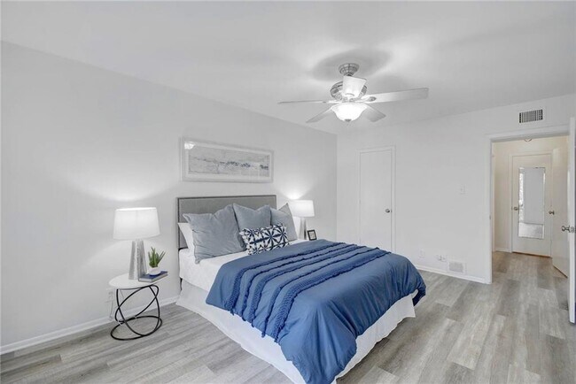 Building Photo - 5320 Balcones Dr
