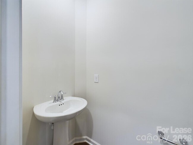 Building Photo - 15611 Country House St
