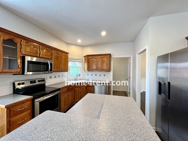 Building Photo - Beautiful Overland Park w/ Wood Floors Thr...