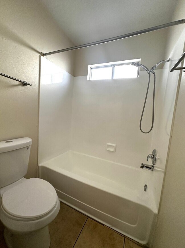 Building Photo - 1837 N Spring