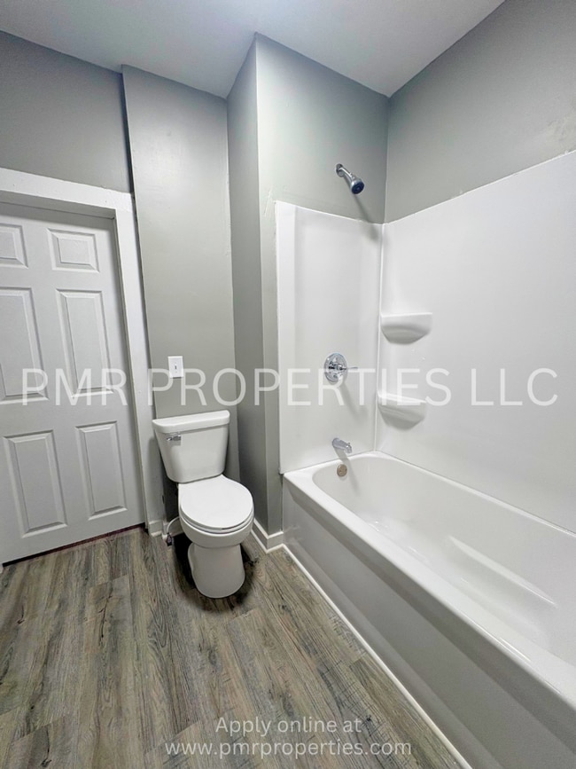 Building Photo - 2 Bedroom / 1 Bathroom