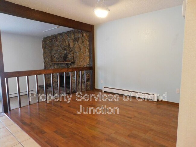 Building Photo - 2422 1/2 Hidden Valley Drive