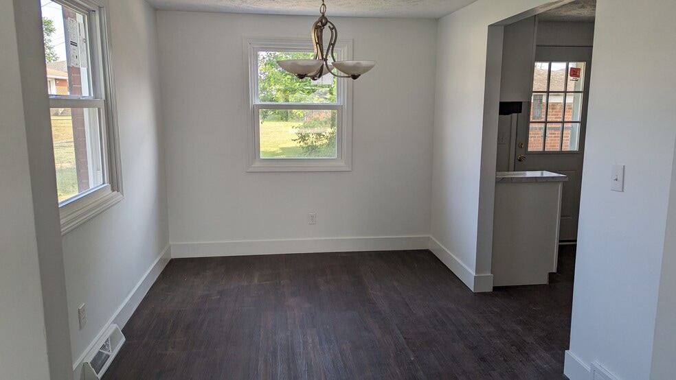 Dining room - 1407 E Valentine Cir NW