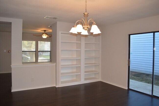 Building Photo - Newly remodeled 3 bed 2 bath