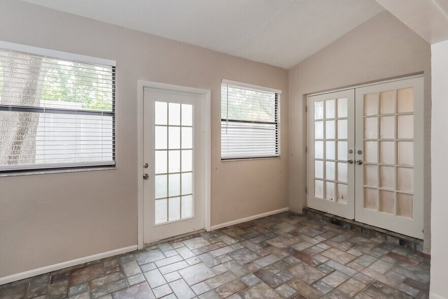 Building Photo - 11504 Robles Del Rio Pl