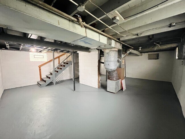 Building Photo - 3 Bedroom House