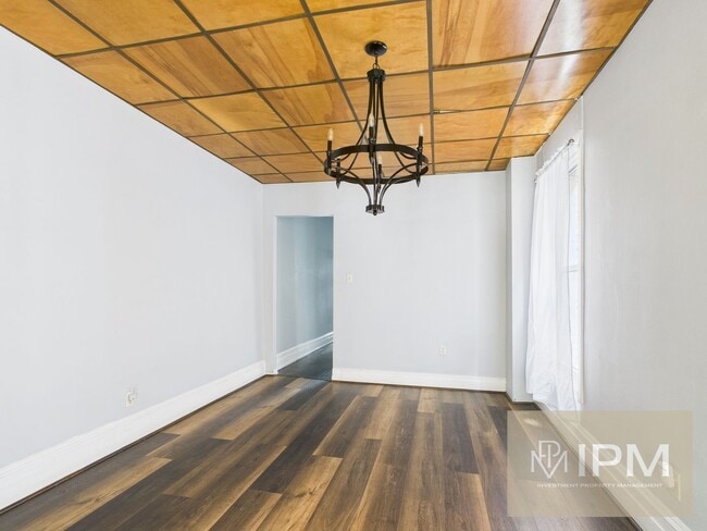 Building Photo - Available Now! Spacious 5 Bedroom, 1 Bath ...
