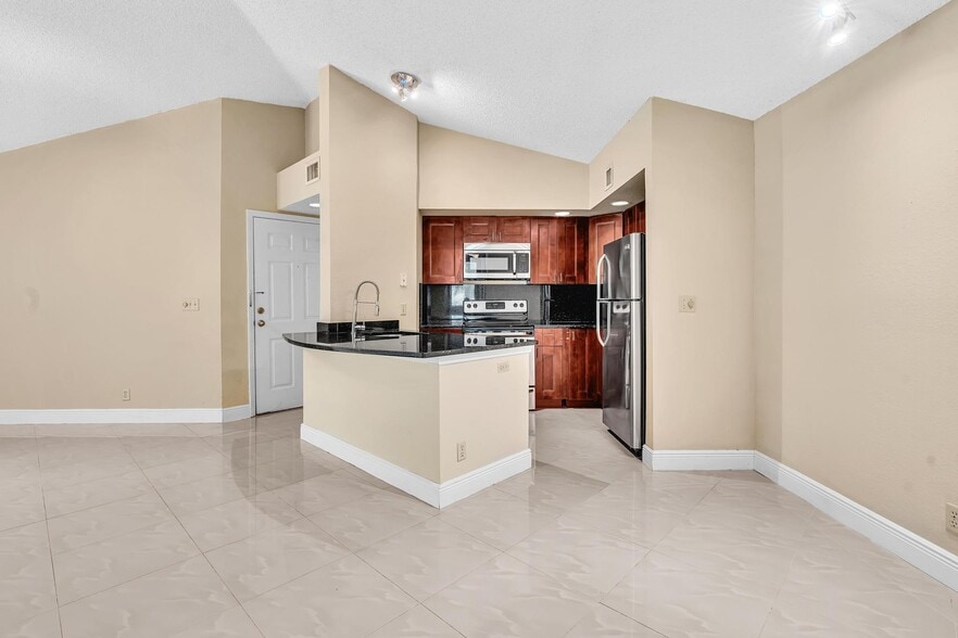 Building Photo - 3370 Pinewalk Dr N