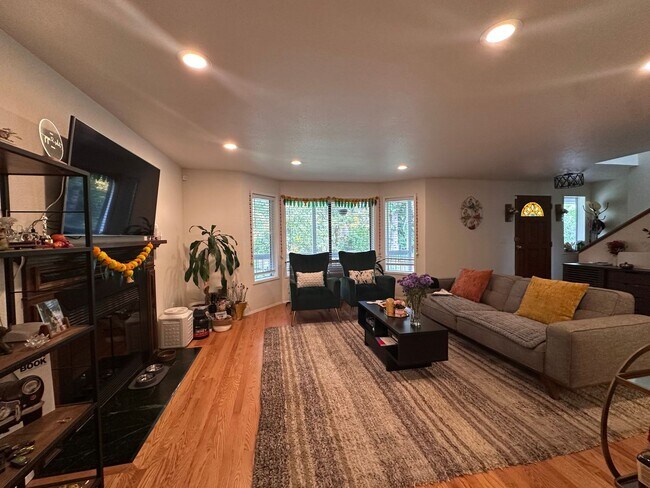 Building Photo - Wonderful Two-Story Seattle House ready to for a family to make it a HOME!