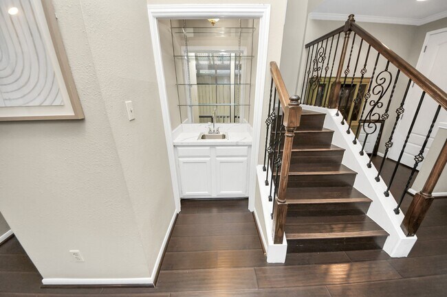 Building Photo - 1112 Bering Dr