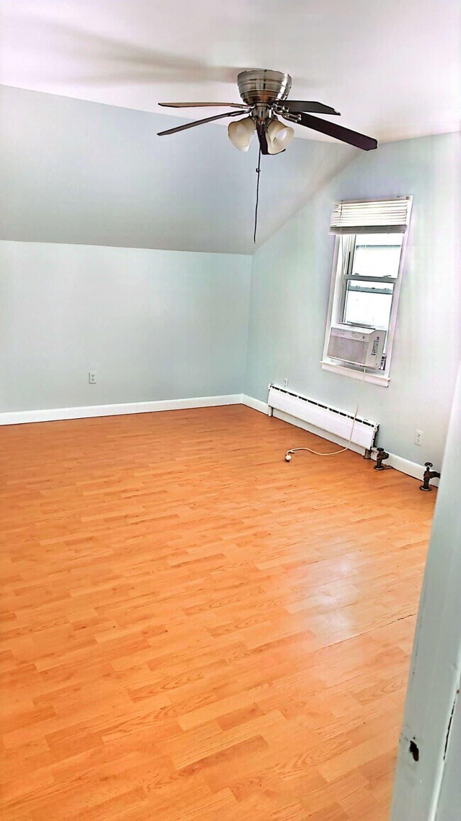 Building Photo - 9 W 15th St