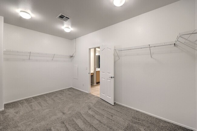 Building Photo - Gorgeous 6Bed/5Bath/4Car, 2-Story Home located in the Mountains Edge