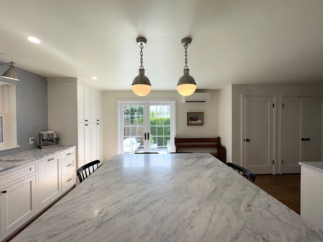 Building Photo - 2256 W Viewmont Wy W