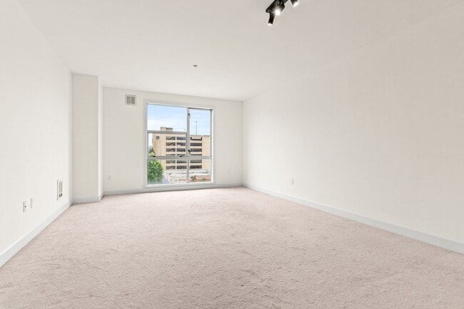 Building Photo - 585 9th St