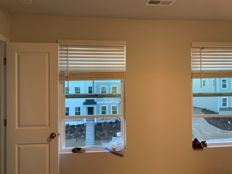 Building Photo - Room in Townhome on Summer Violet Ln