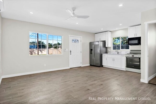 Building Photo - 940 E Anahurst Pl