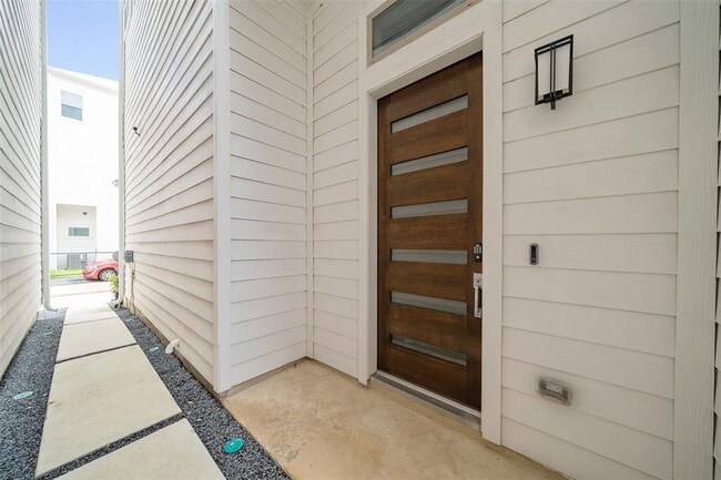 Building Photo - 5815 E Post Oak Ln