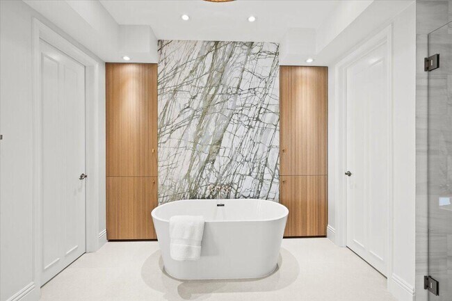 Building Photo - 1313 E Lake Dr