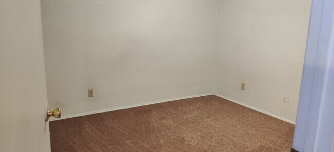 Building Photo - 3 bedroom 2 bathroom townhome available fo...