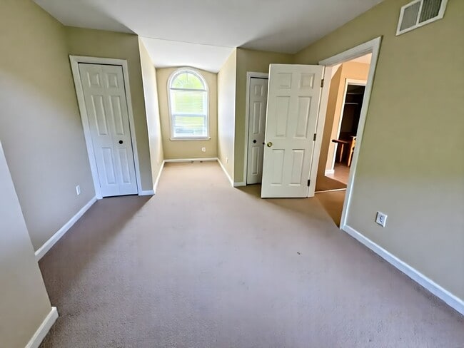 Building Photo - 3 Bedroom 1.5 Bathroom Available in Elizab...