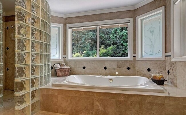 Building Photo - 4 Bedroom 3 Bath Spacious Home in Bellevue