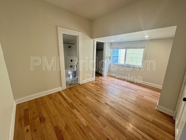 Building Photo - 834 NE Shaver St