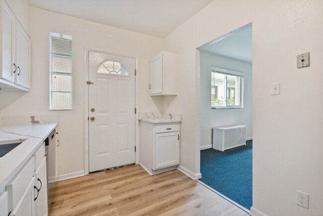Building Photo - CHARMING & FULLY UPDATED 2 BED/1 BATH HOME IN HEART OF BEECHVIEW
