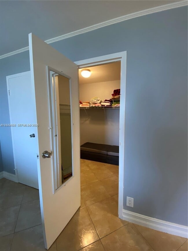 Building Photo - 2049 S Ocean Dr