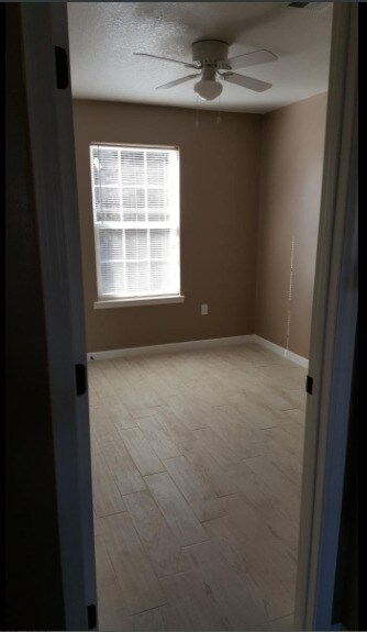 Building Photo - 943 Valley Rd