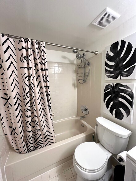 Building Photo - 2907 NE 8th Ter