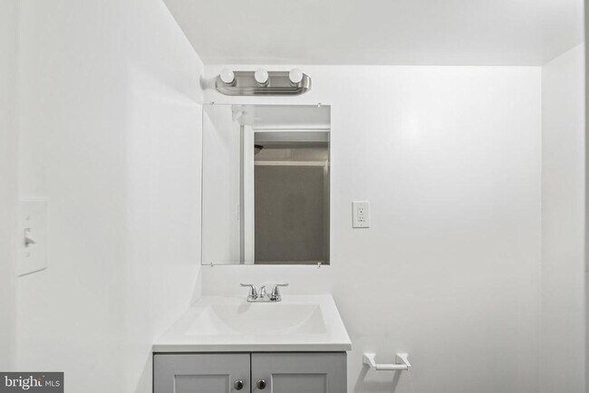 Building Photo - 165 Hampshire Rd