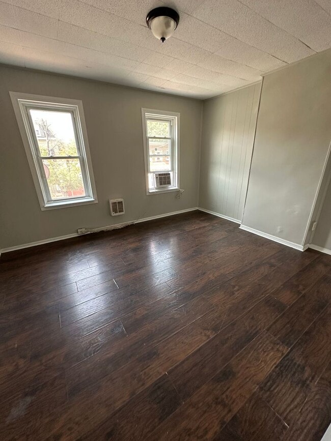 Building Photo - 3 Bedroom 1 bath
