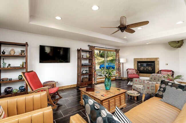 Building Photo - Large 4 bedroom home with Garage - ALL UTI...
