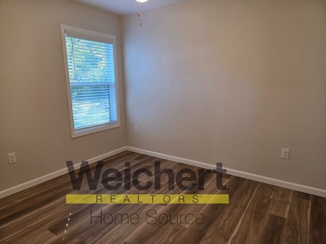 Building Photo - 3 Bed 2 bath home on corner lot