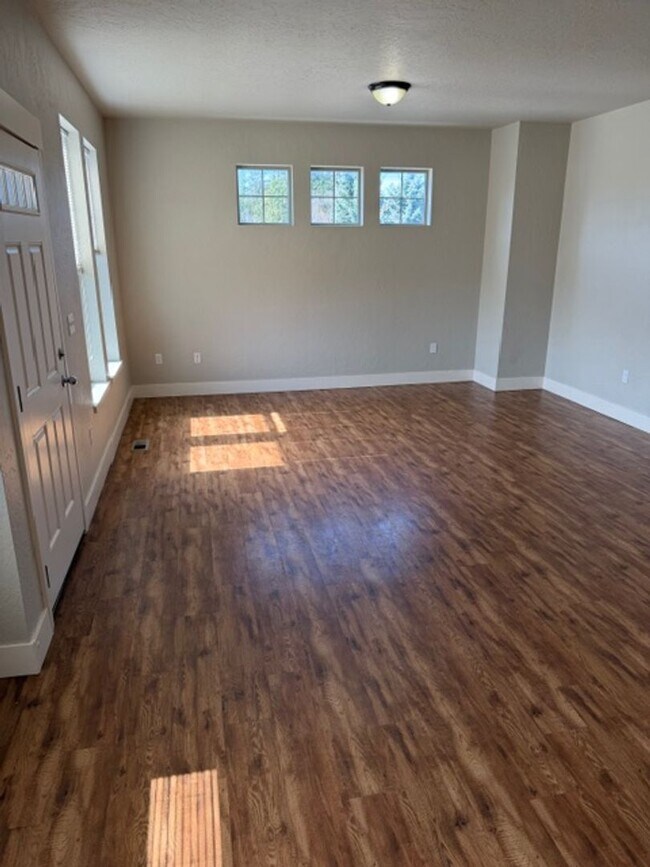 Building Photo - 5 bed/ 4 Bath Townhome in Cheney