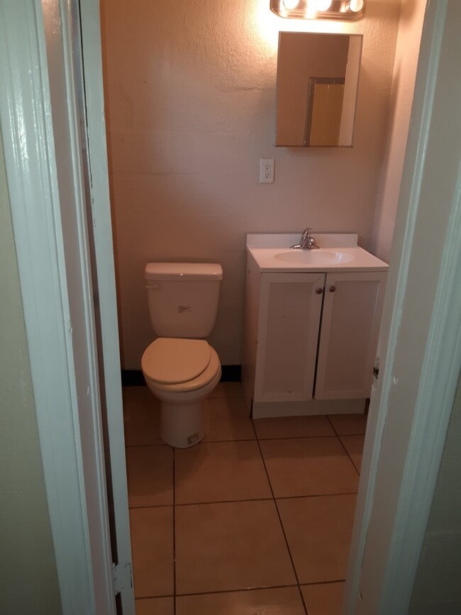 Building Photo - Studio Apartment for rent!