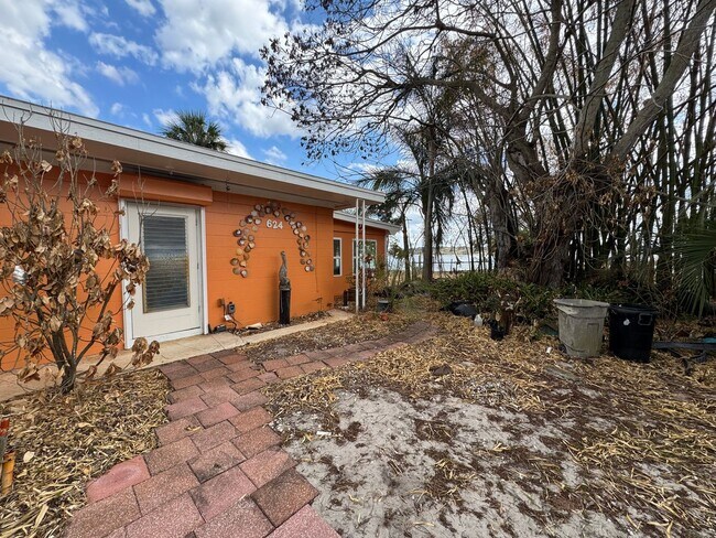 Building Photo - 624 N Crooked Lake Dr