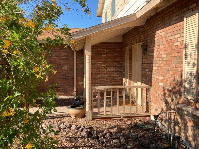 Building Photo - 2715 S Cottonwood