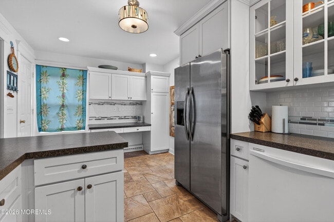 Building Photo - 211 Lareine Ave