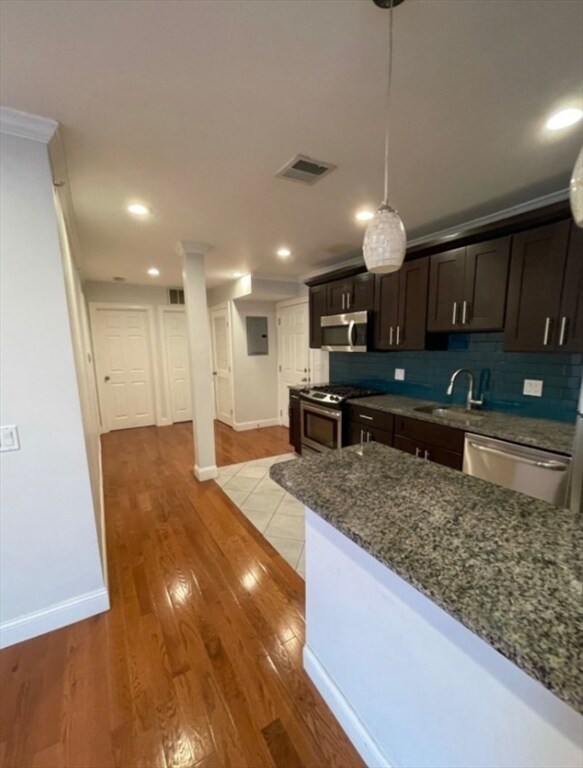 Building Photo - 108 Maverick St