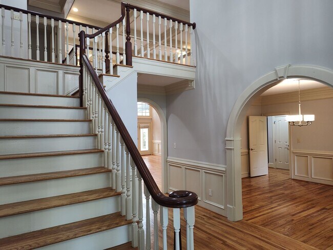 Building Photo - Stunning home located in the Popular Piper Glenn Community!