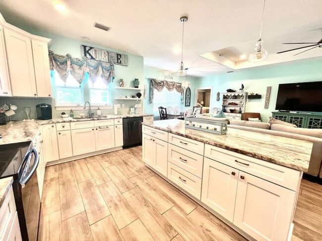 Building Photo - 5402 Pinetree Ave