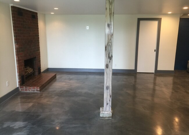 Building Photo - 4 bed/2 bath house in East Nashville,Pet Friendly,Fenced Yard,minutes to Shelby Bottoms