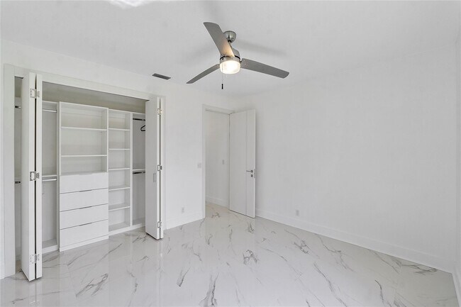 Building Photo - 410 Sabal Way