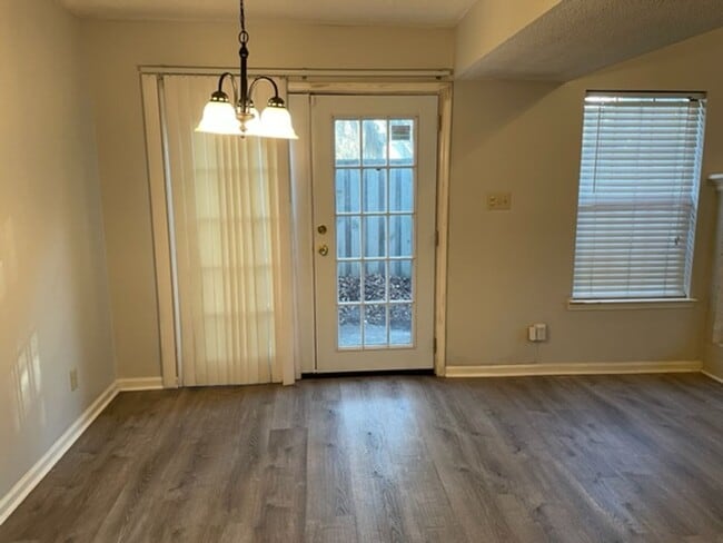 Building Photo - Cute 2 bedroom, 2 bath