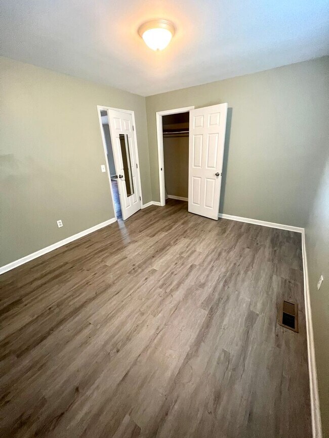 Building Photo - 2 Bedroom 1 Bath Culdesac Duplex in Inglewood for Rent.  It’s great!