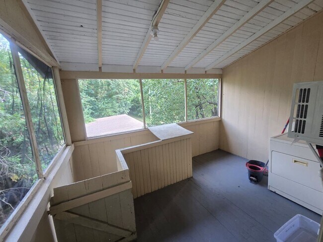 Building Photo - Charming Historic 2BR Apartment with Garag...