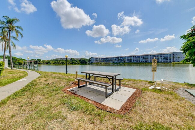 Building Photo - 3817 Lake Bayshore Dr