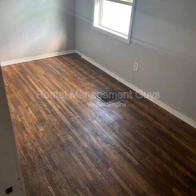 Building Photo - 2110 Fremont Ave N